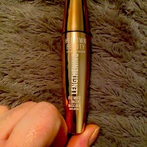 Her own beauty lengthening .Ultimate length mascara.
